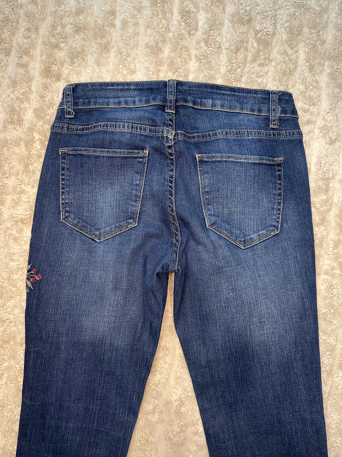 Saks Fifth Avenue Sadie Super Skinny floral embroidered medium wash jeans 27