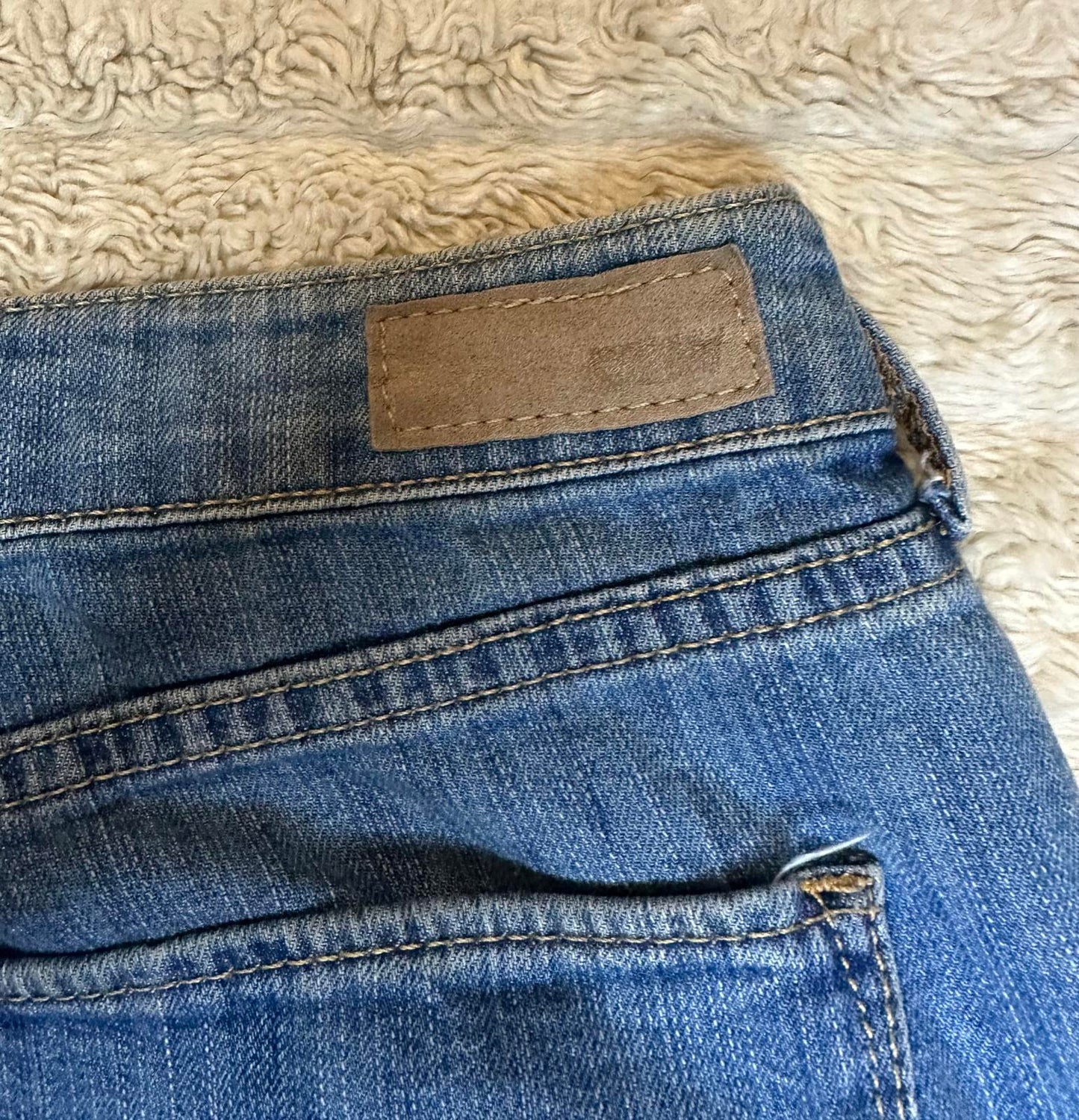 Levi's medium wash classic rise straight leg Demi Curve jeans Size 6/28