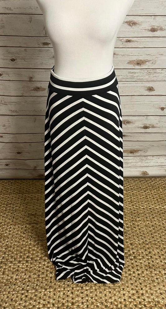 Travelers by Chico's casual black/white chevron maxi skirt Size 1/Med/8