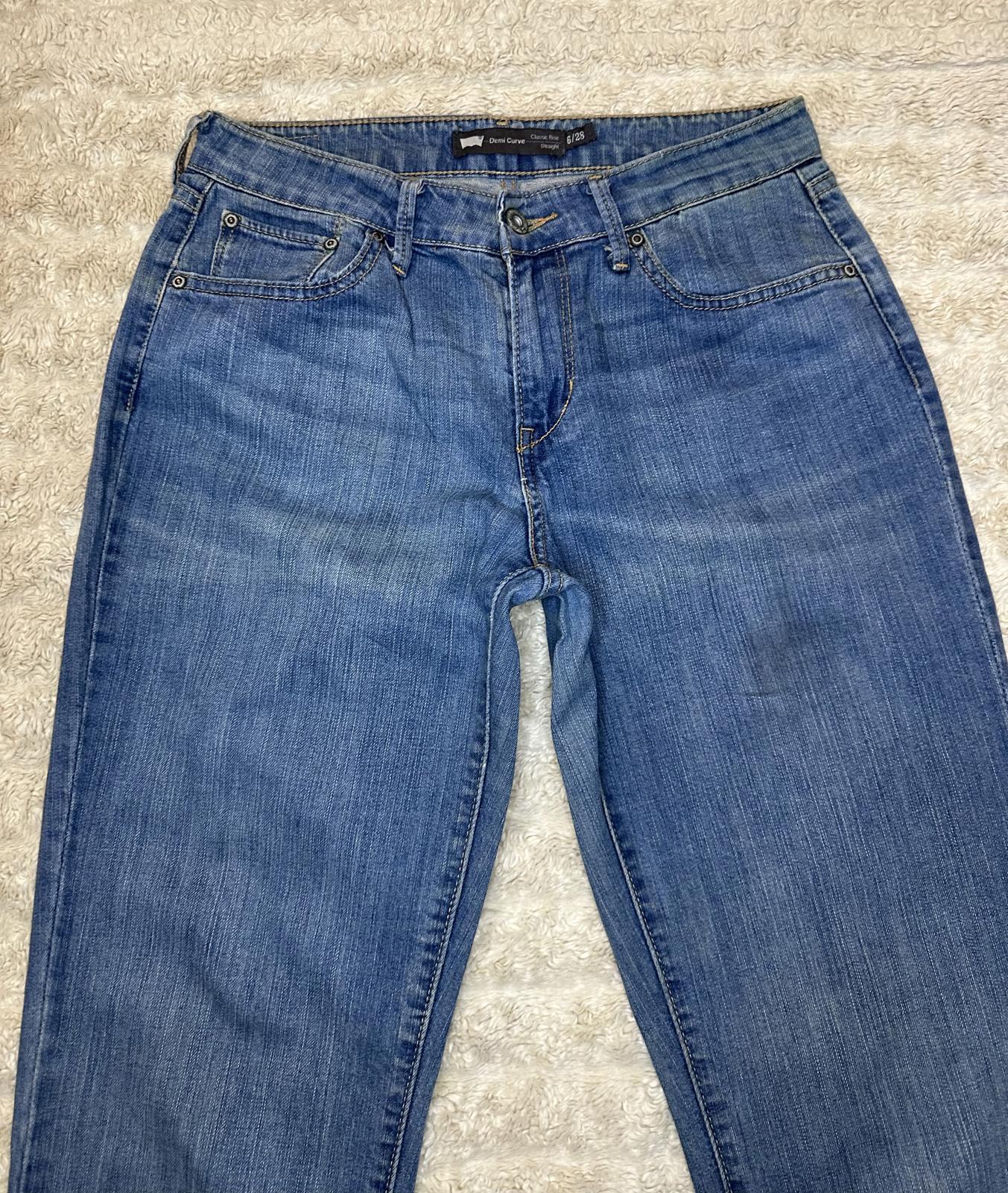 Levi's medium wash classic rise straight leg Demi Curve jeans Size 6/28