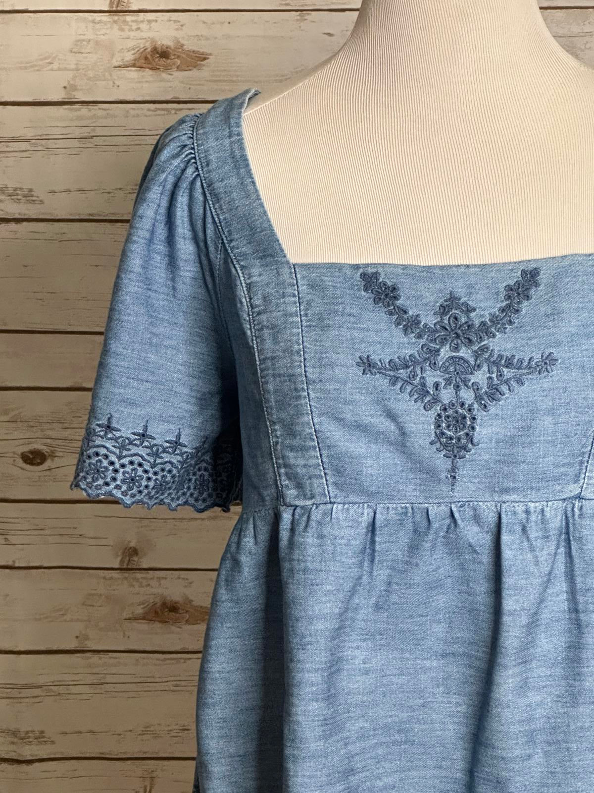 Old Navy cotton chambray embroidered puff short sleeve babydoll top Size Medium