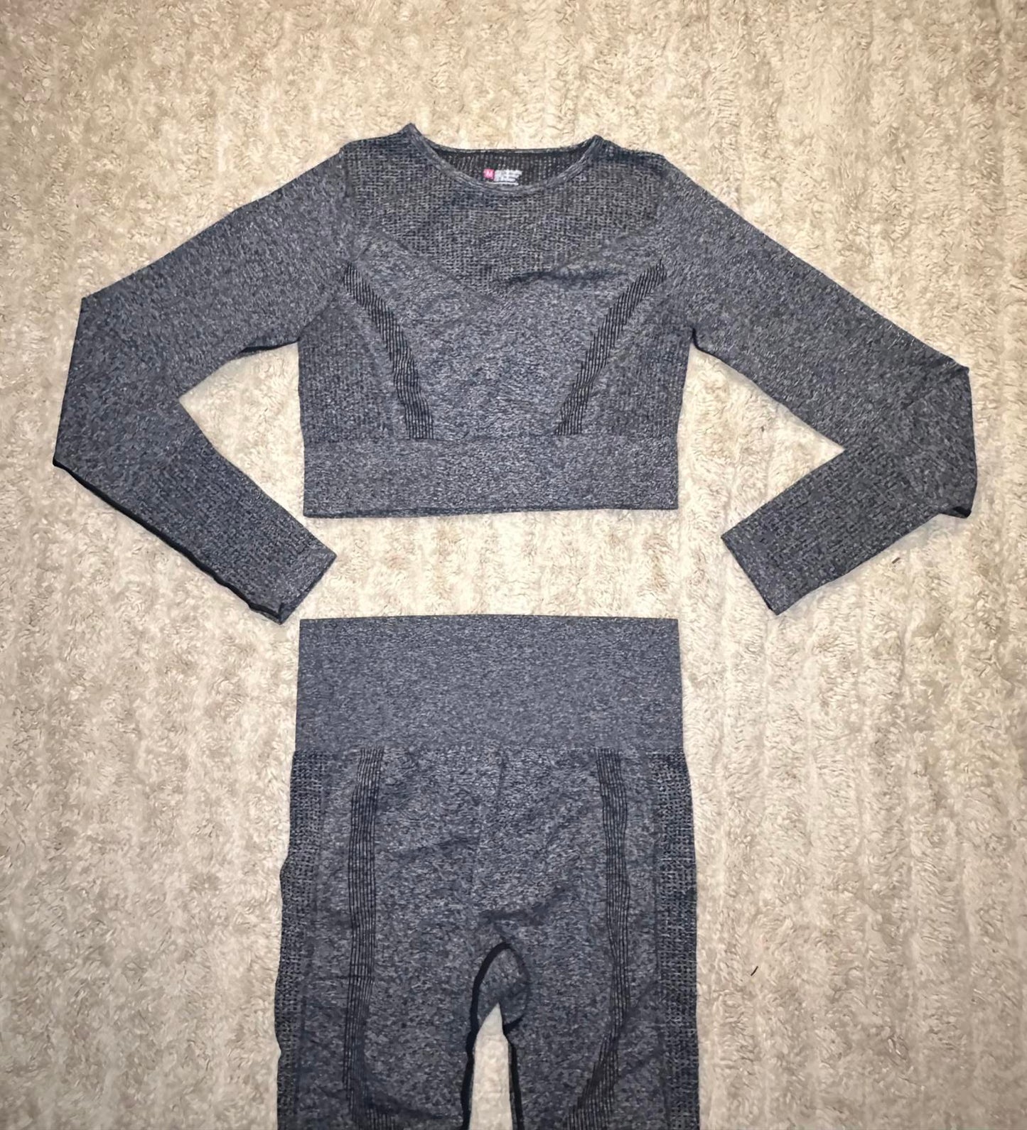 High stretch seamless long sleeve cropped top and leggings set Size Medium