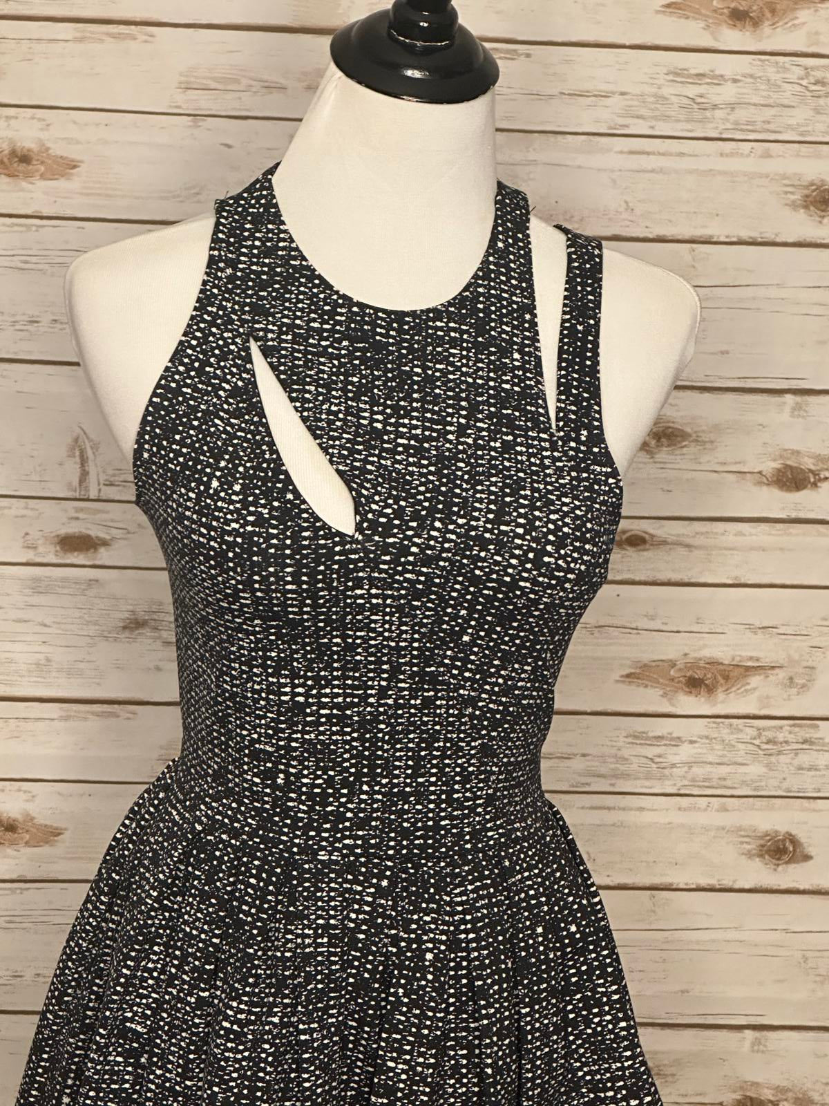 cinq a sept black/white sleeveless cutout fit and flare cocktail dress Size 0