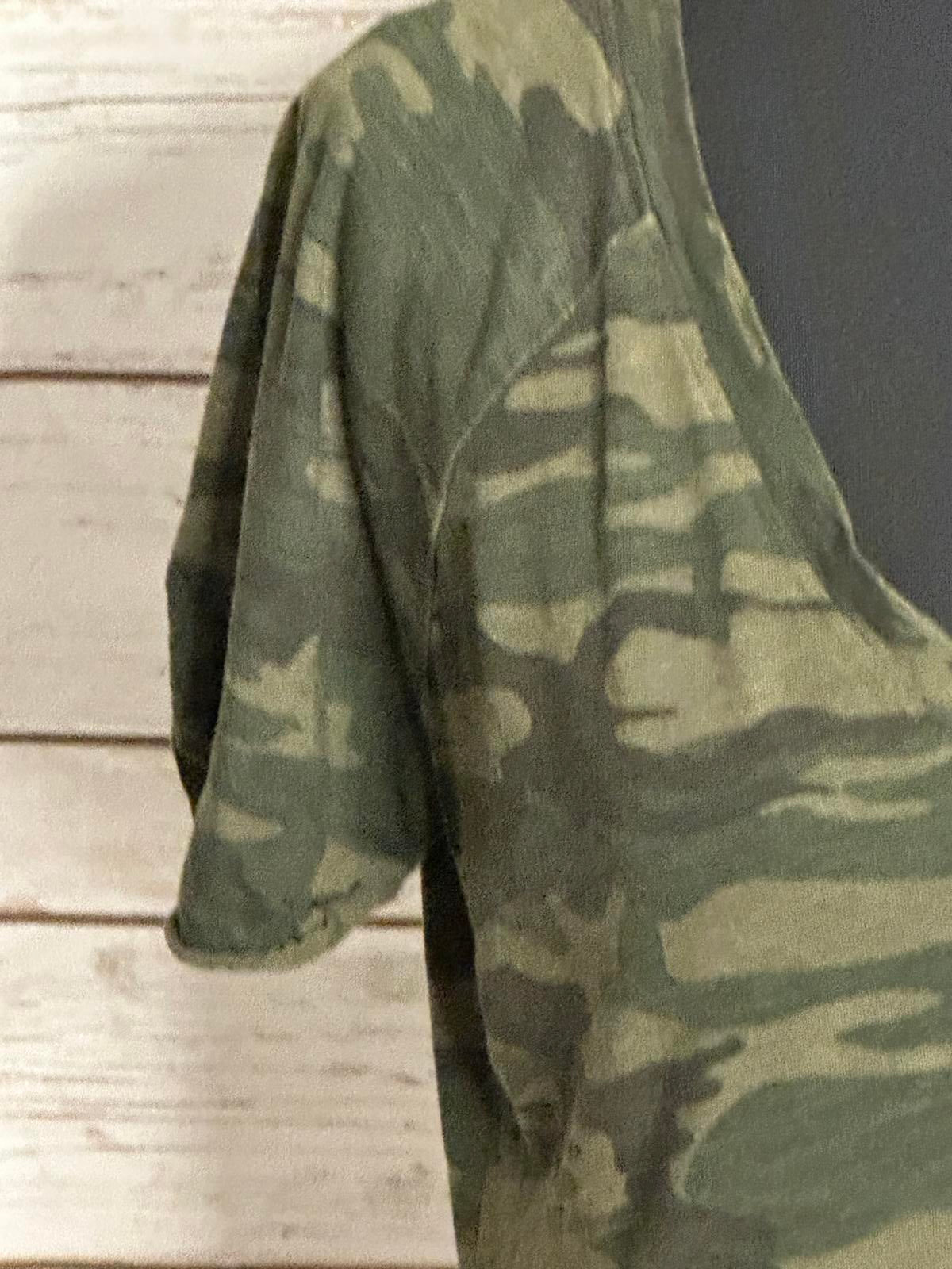 Sanctuary casual camo V-neck short sleeve t-shirt Size XS