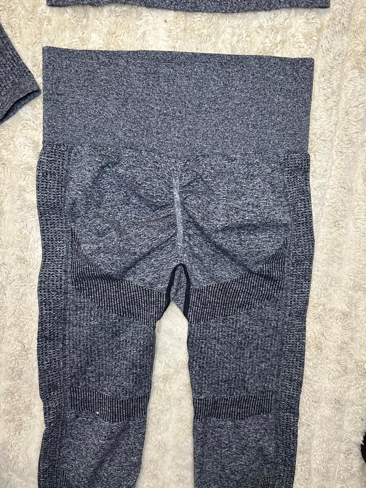 High stretch seamless long sleeve cropped top and leggings set Size Medium