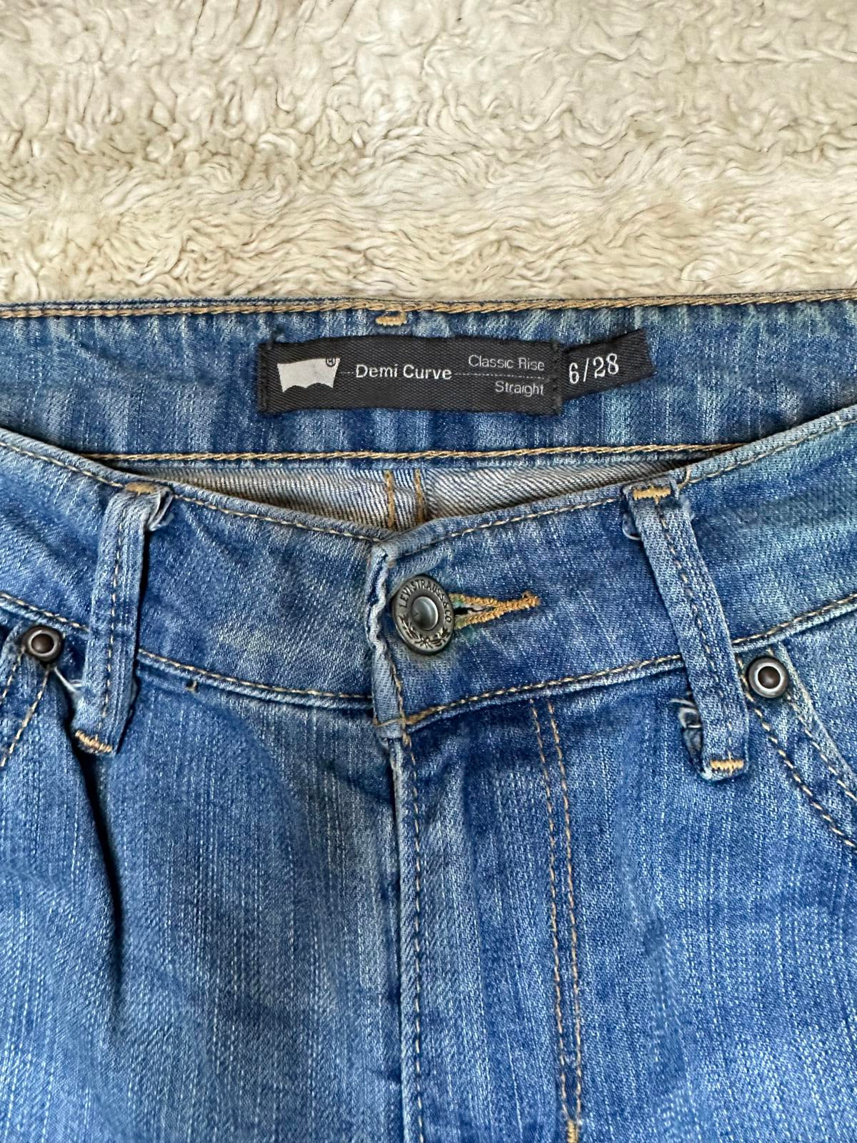 Levi's medium wash classic rise straight leg Demi Curve jeans Size 6/28