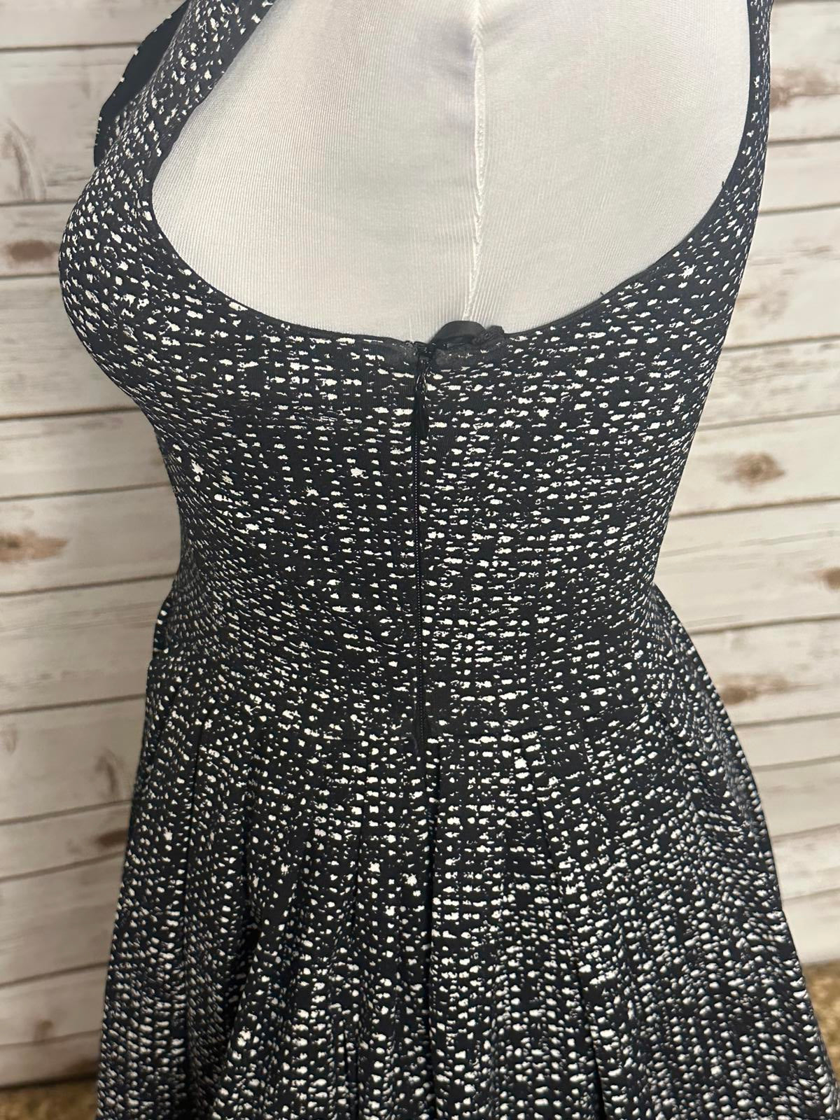 cinq a sept black/white sleeveless cutout fit and flare cocktail dress Size 0