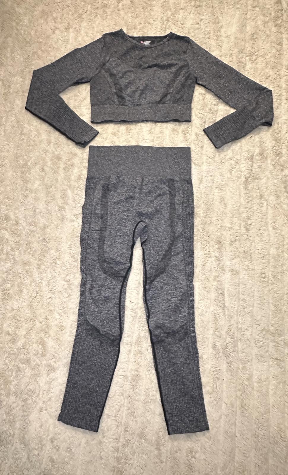 High stretch seamless long sleeve cropped top and leggings set Size Medium