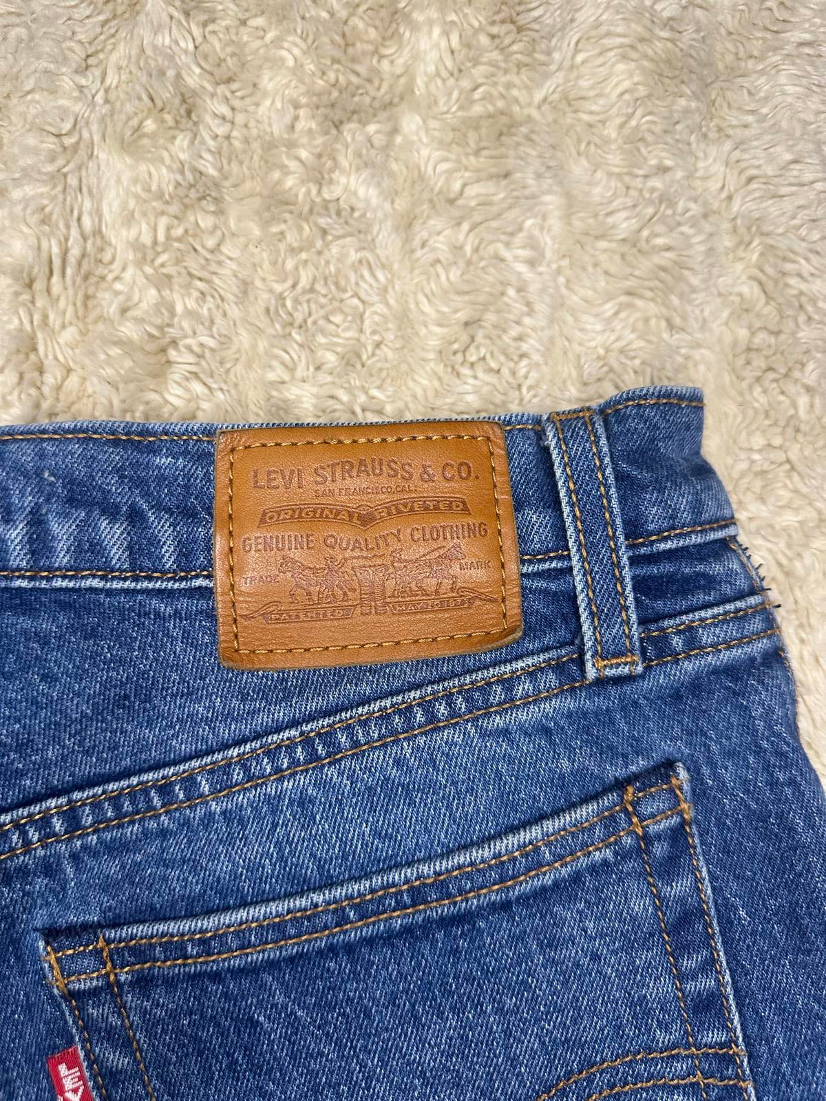 Levi's medium wash high-waisted cuffed Wedgie jeans shorts Size 27