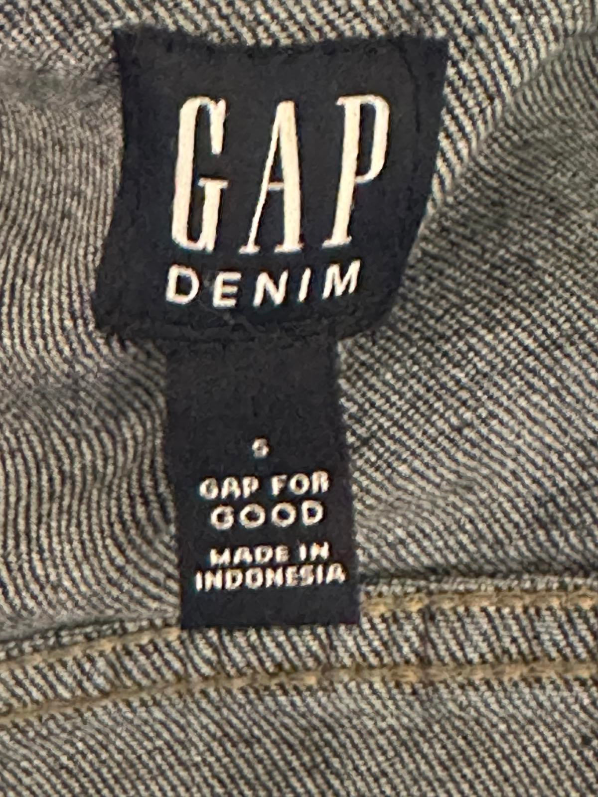 GAP classic button-up denim jean jacket Size Small