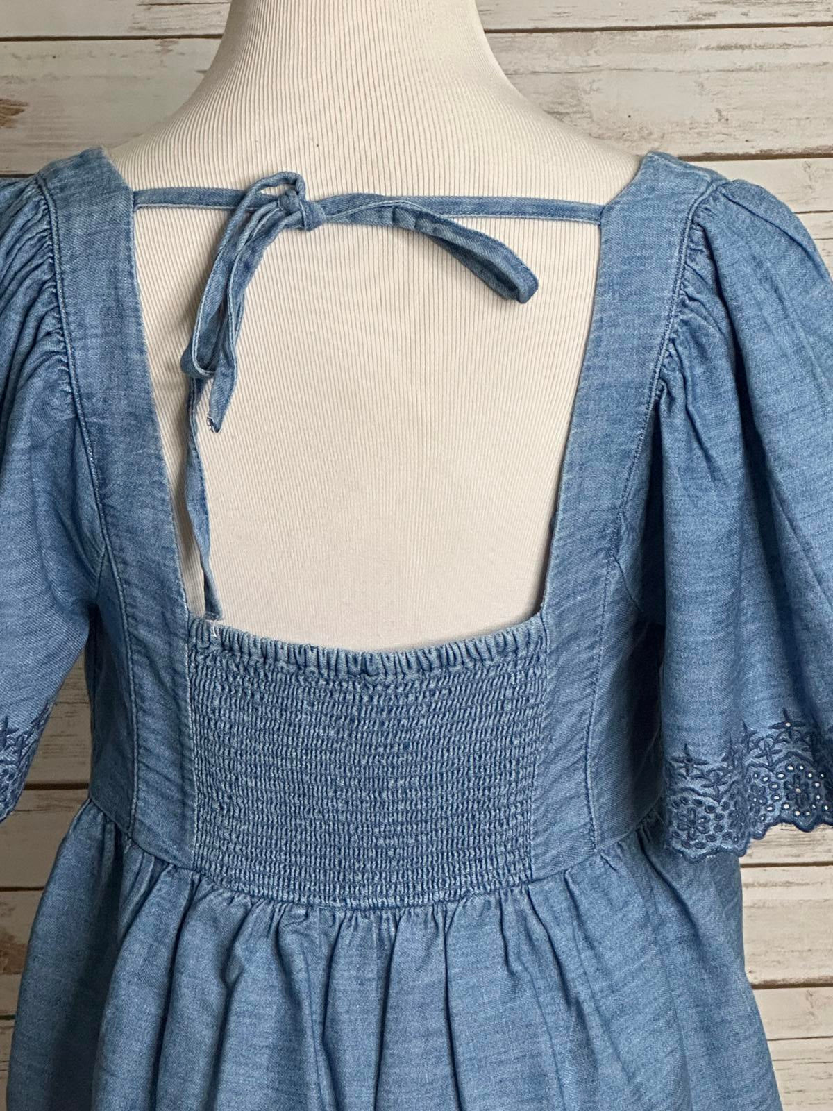 Old Navy cotton chambray embroidered puff short sleeve babydoll top Size Medium