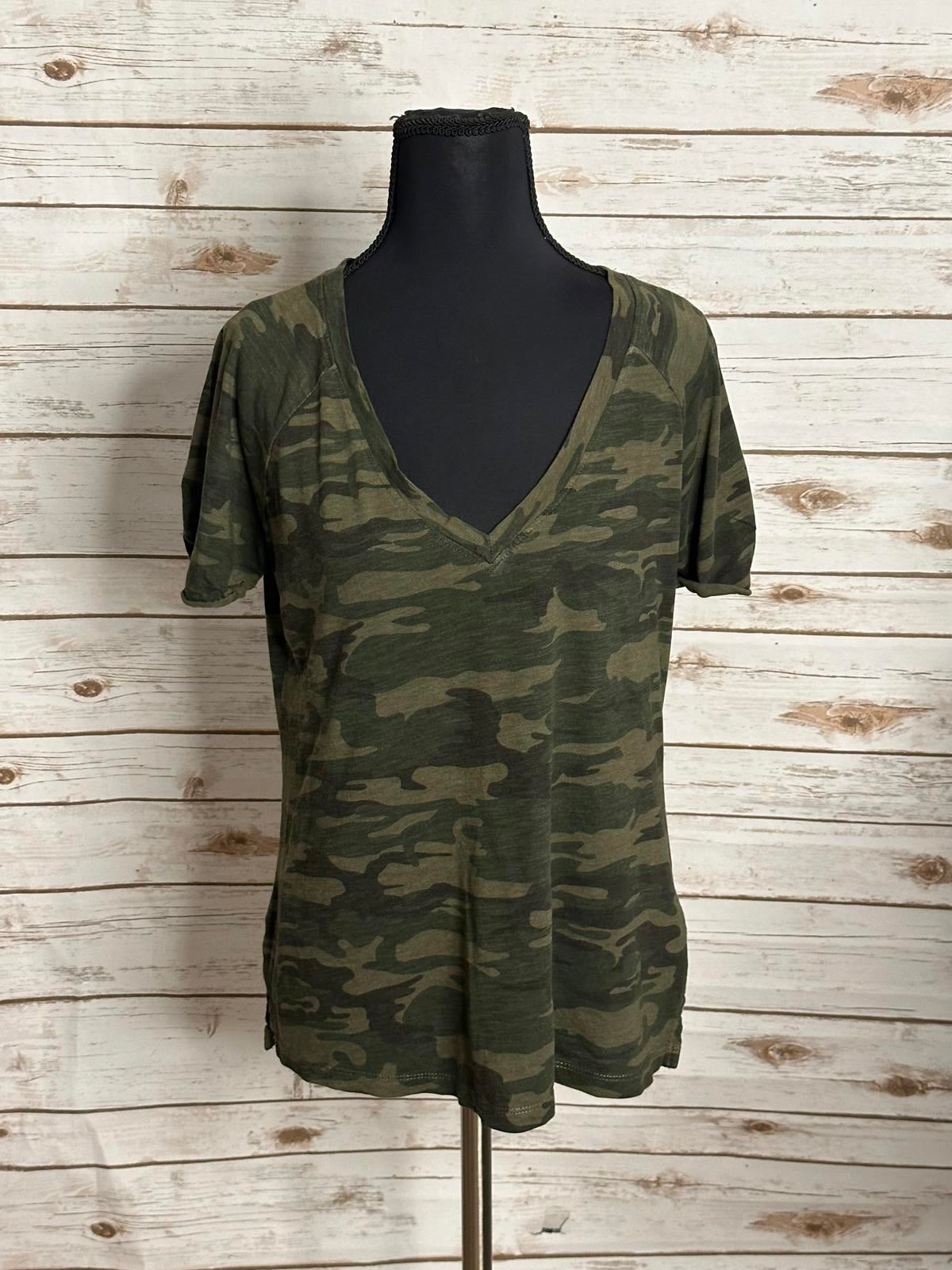 Sanctuary casual camo V-neck short sleeve t-shirt Size XS