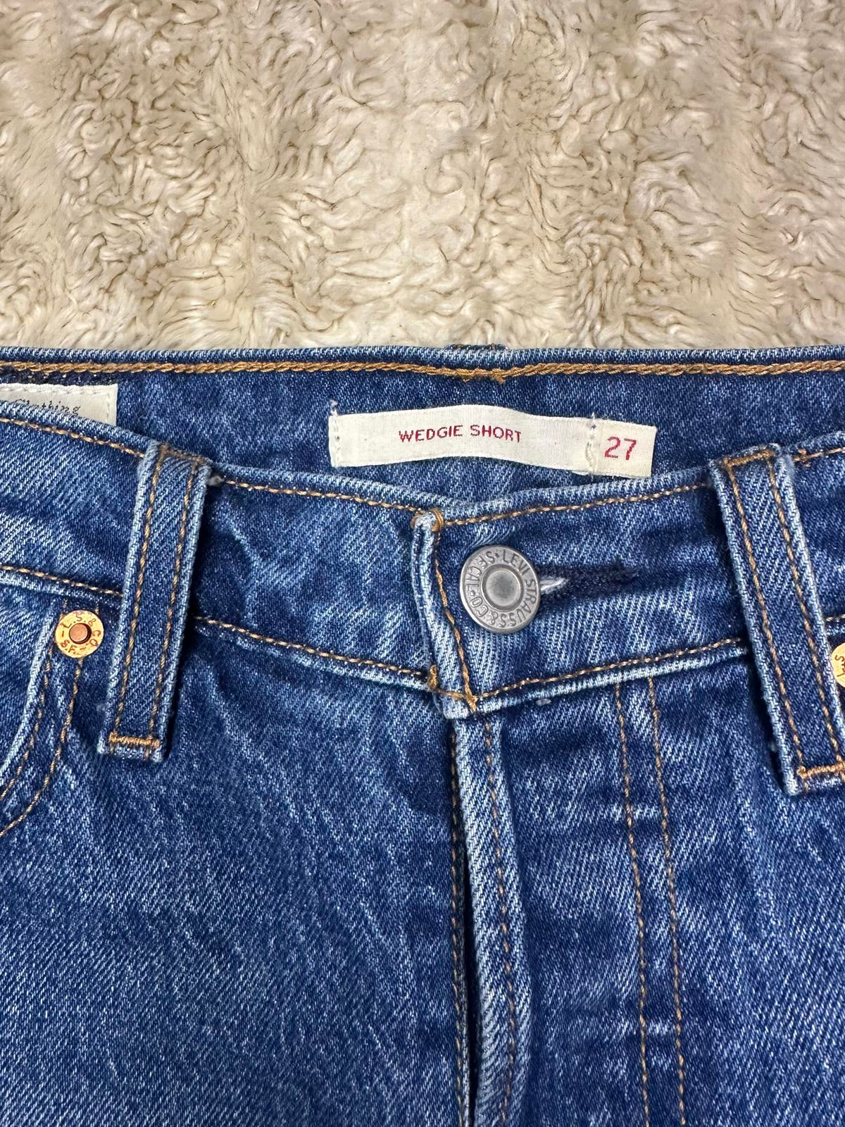 Levi's medium wash high-waisted cuffed Wedgie jeans shorts Size 27