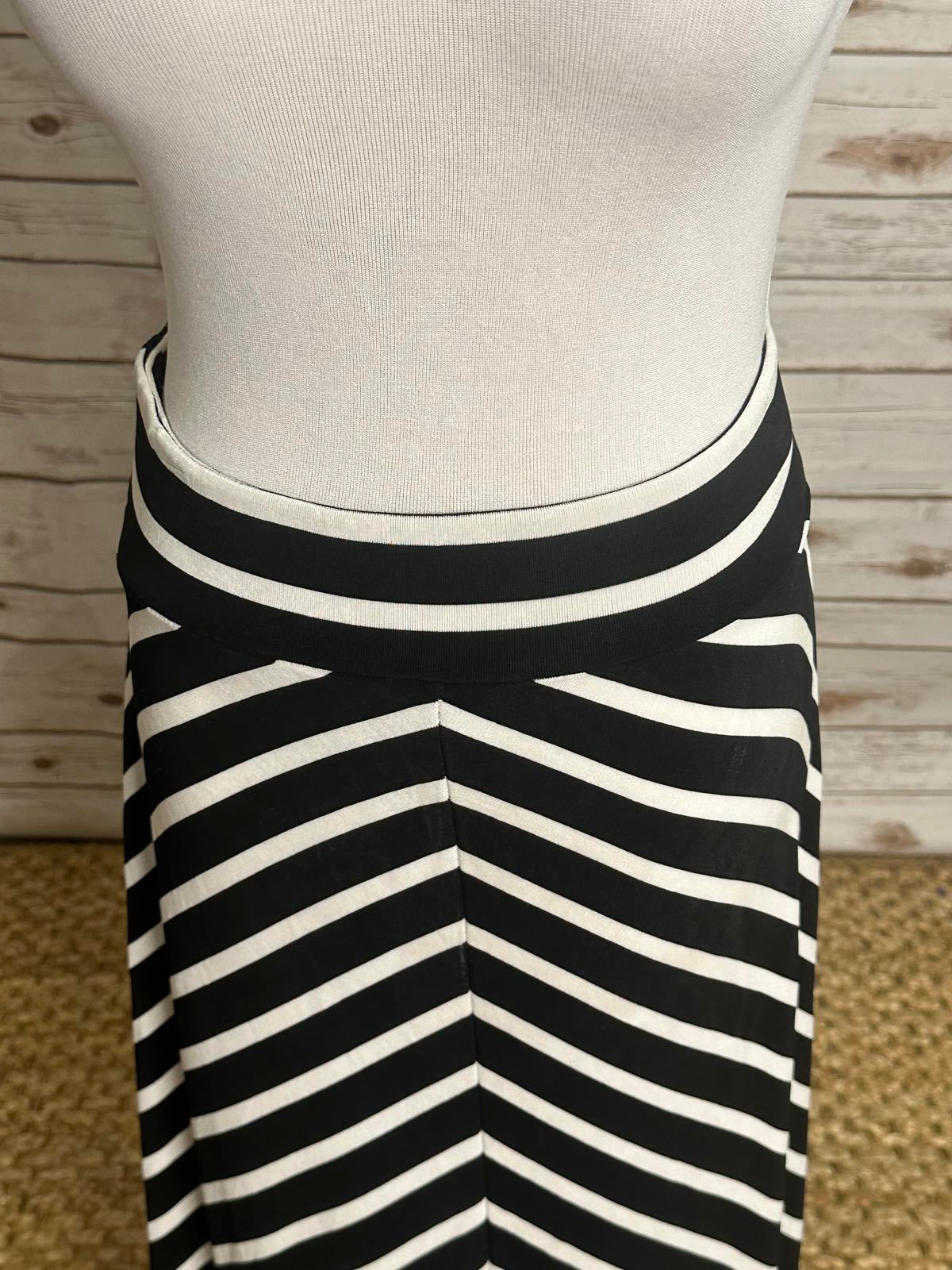 Travelers by Chico's casual black/white chevron maxi skirt Size 1/Med/8
