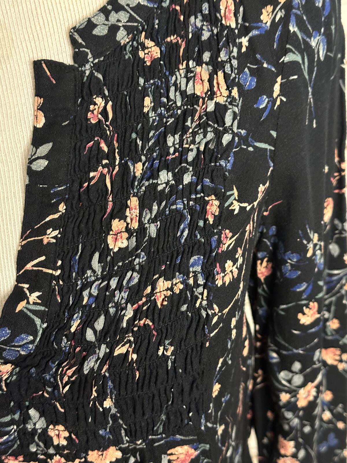 Lucky Brand dark floral split V-neck smocked long sleeve peasant top Medium boho