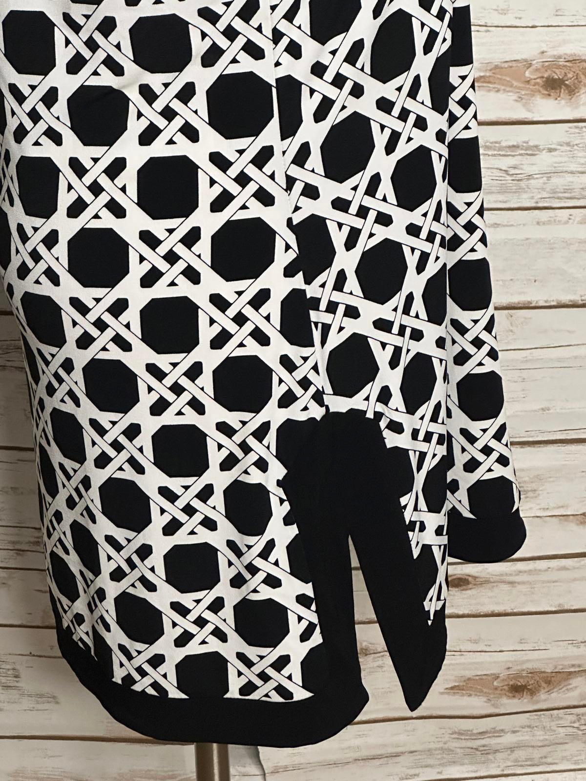 White House Black Market black/white geometric keyhole sleeveless tunic Size L
