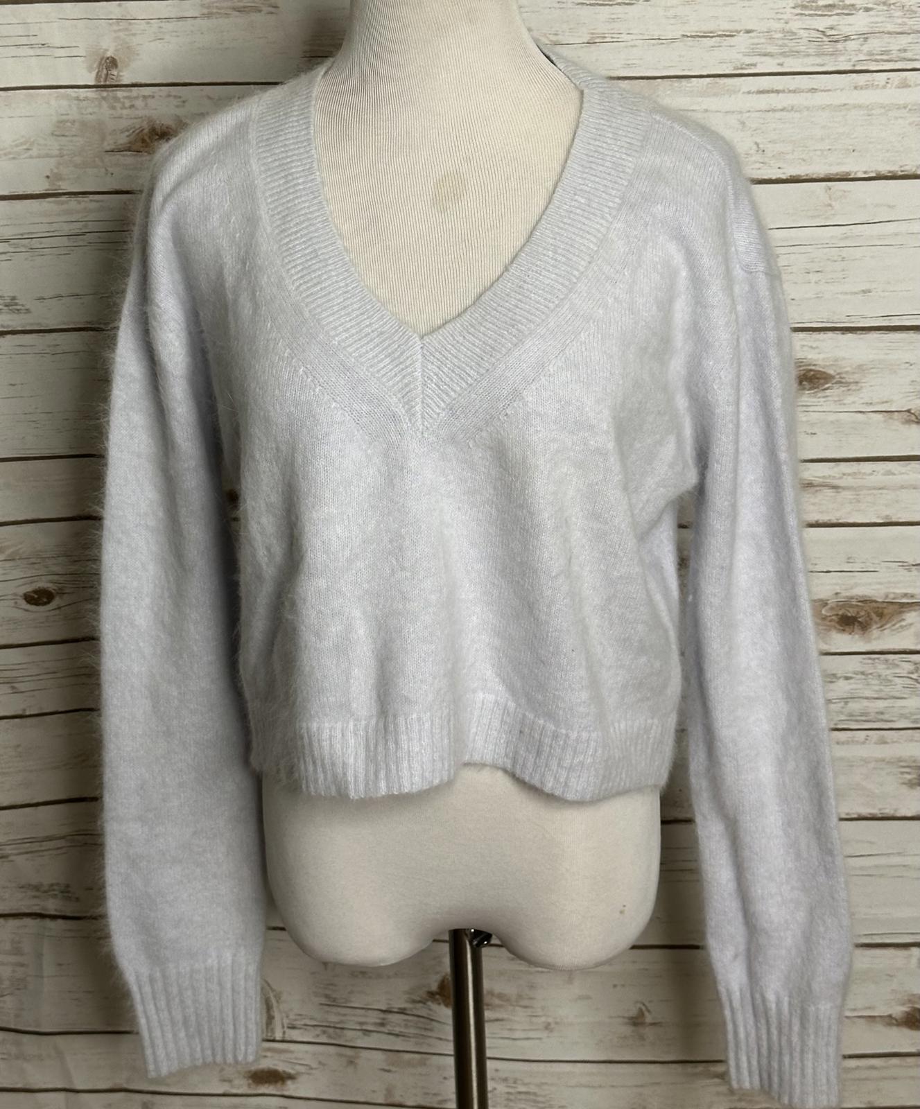 Intermix classic icy blue angora V-neck long sleeve cropped sweater Size Large