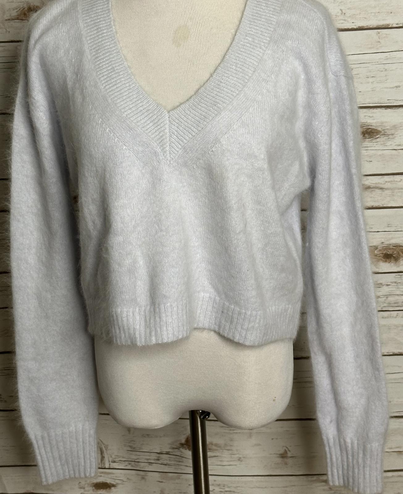 Intermix classic icy blue angora V-neck long sleeve cropped sweater Size Large