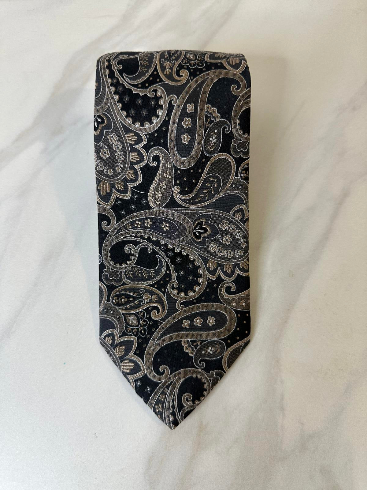 Geoffrey Beene classic corpcore black/grey paisley/floral silk necktie