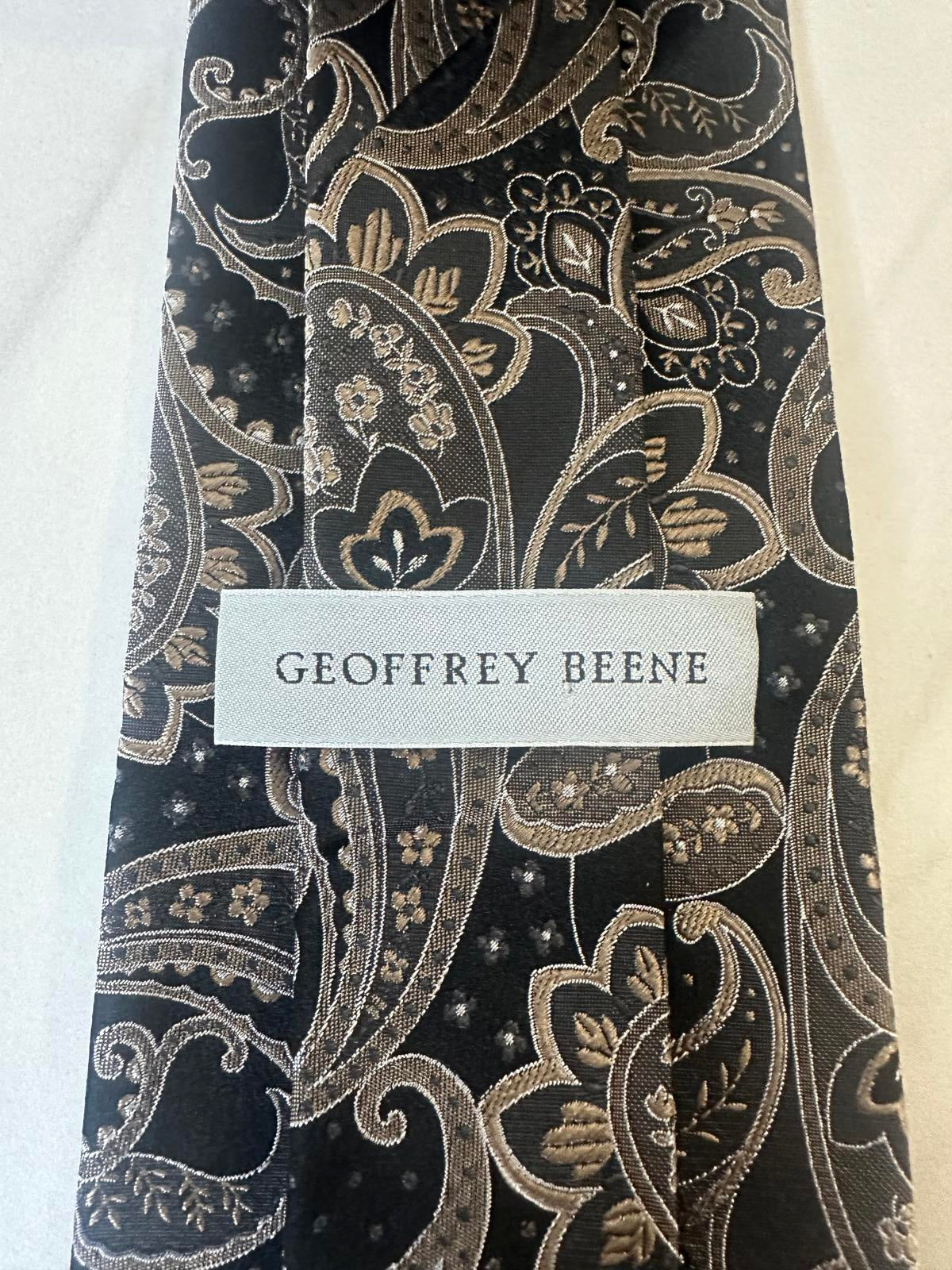 Geoffrey Beene classic corpcore black/grey paisley/floral silk necktie