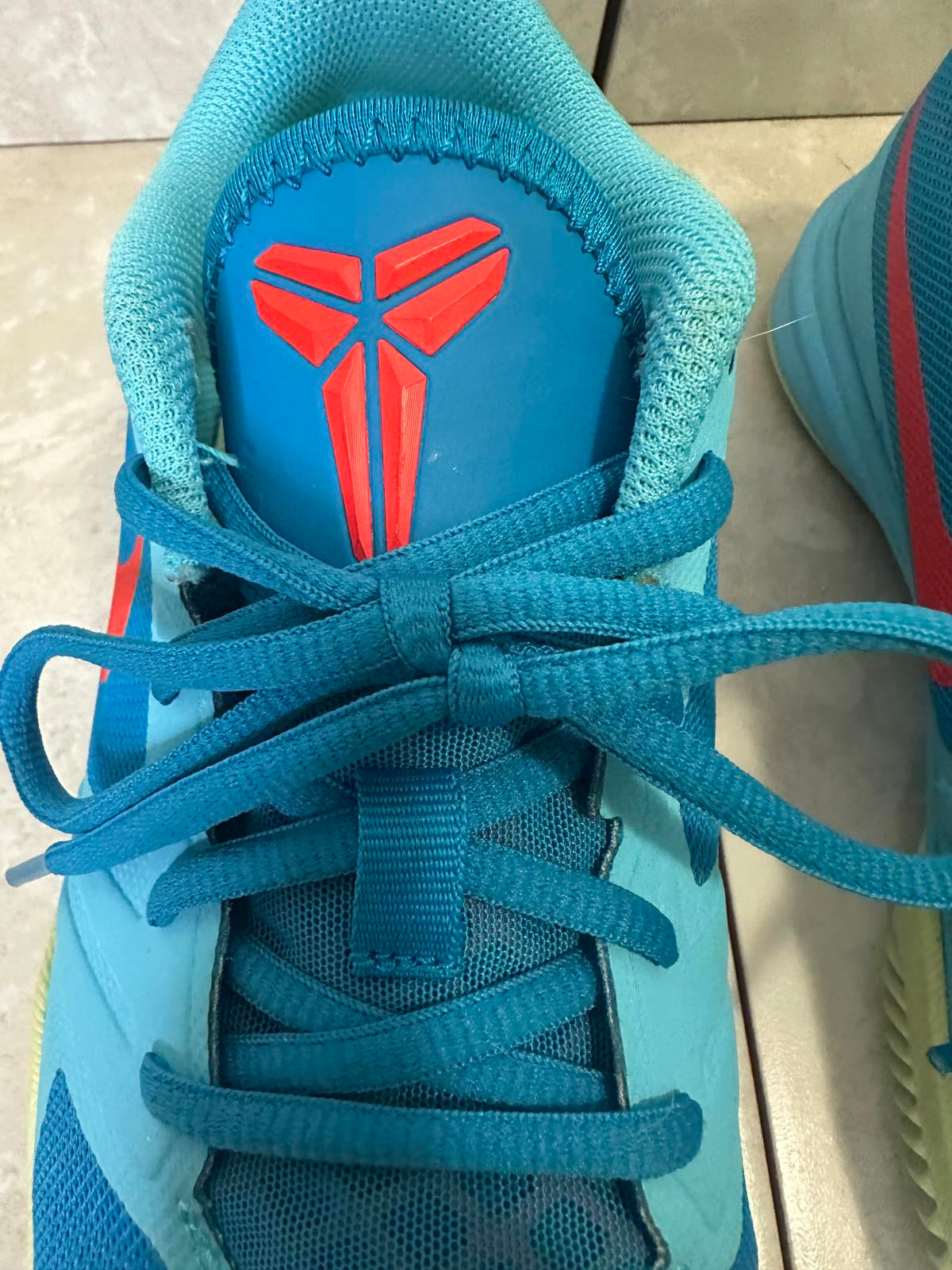 Nike Kobe Mentality teal/red low-top basketball sneakers/shoes Youth Size 6.5