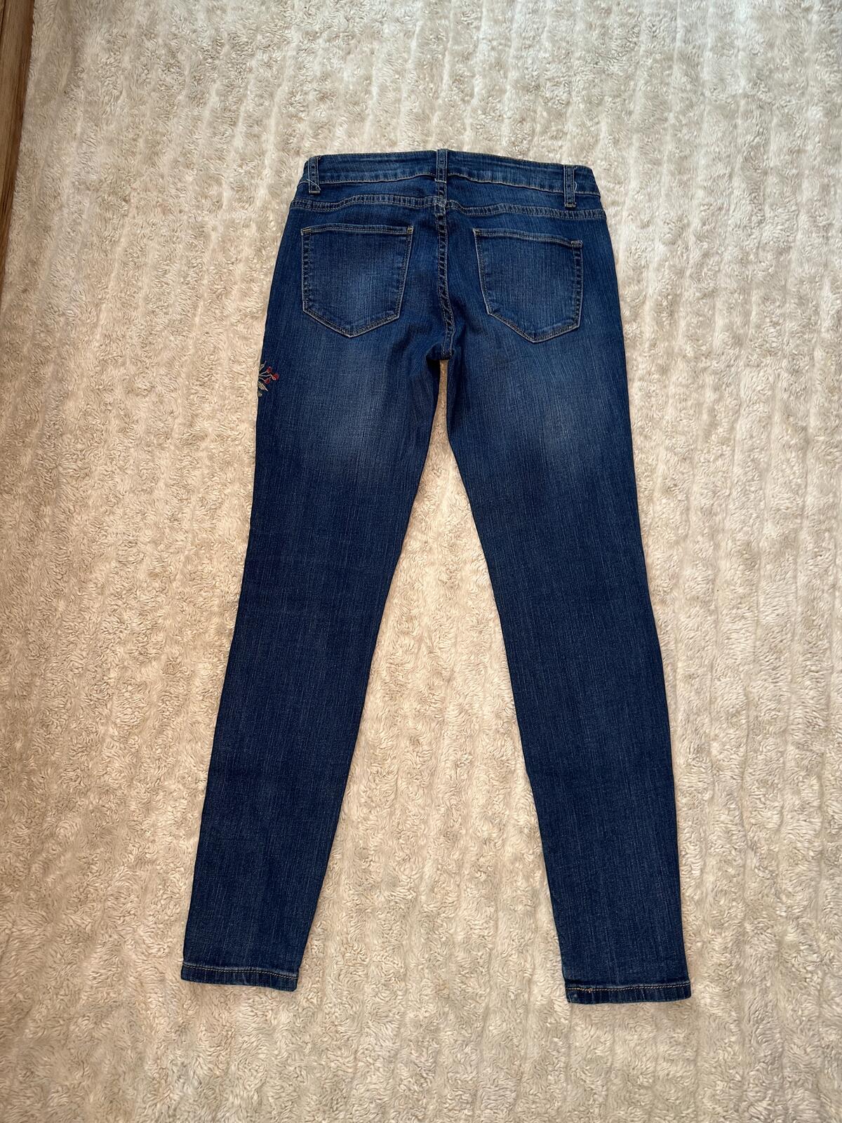 Saks Fifth Avenue Sadie Super Skinny floral embroidered medium wash jeans 27