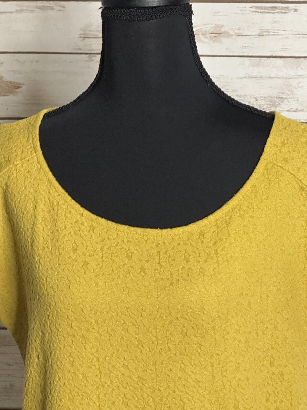 Ann Taylor LOFT textured knit top/blouse Small yellow cap sleeve minimalist