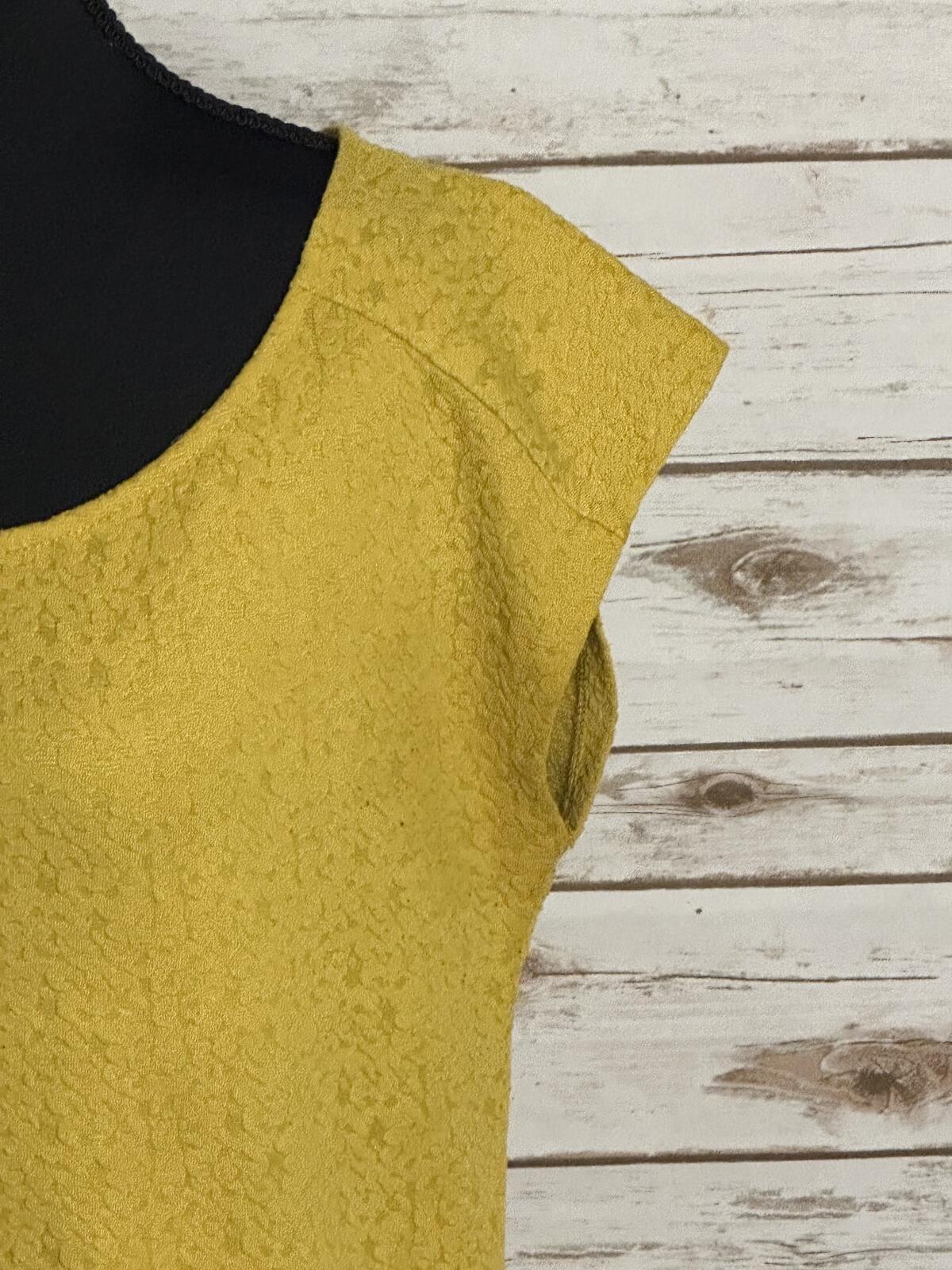 Ann Taylor LOFT textured knit top/blouse Small yellow cap sleeve minimalist