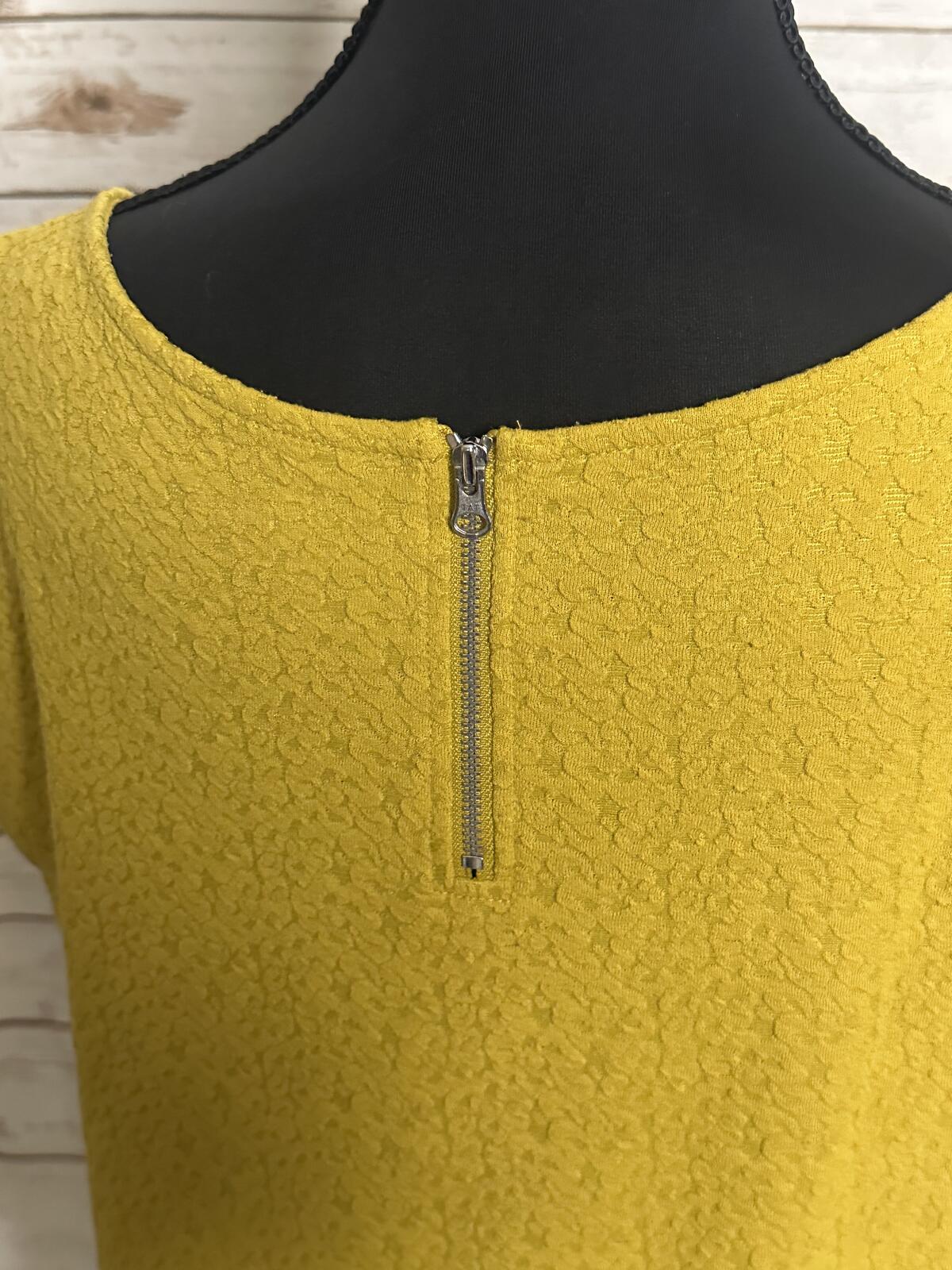 Ann Taylor LOFT textured knit top/blouse Small yellow cap sleeve minimalist