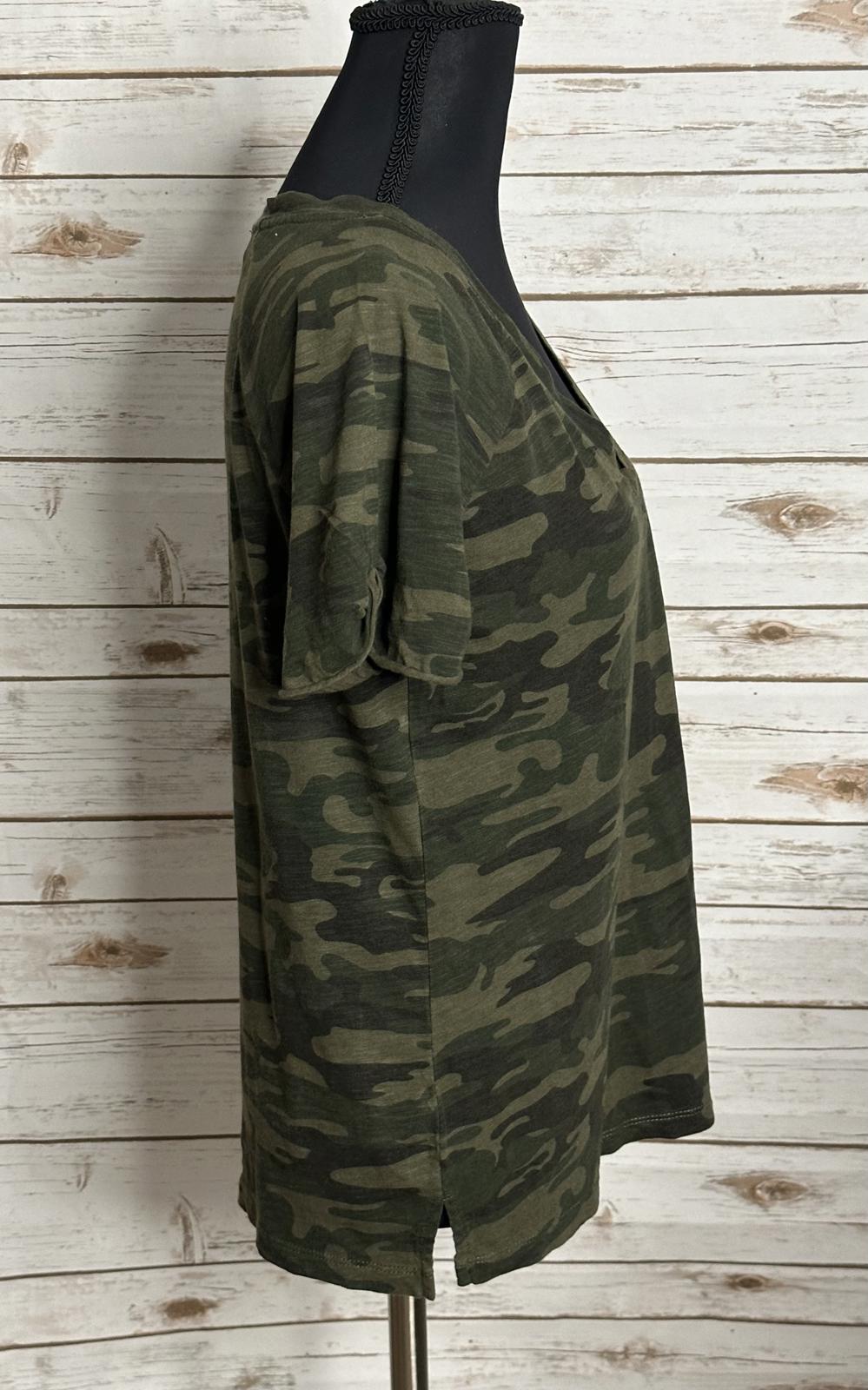 Sanctuary casual camo V-neck short sleeve t-shirt Size XS