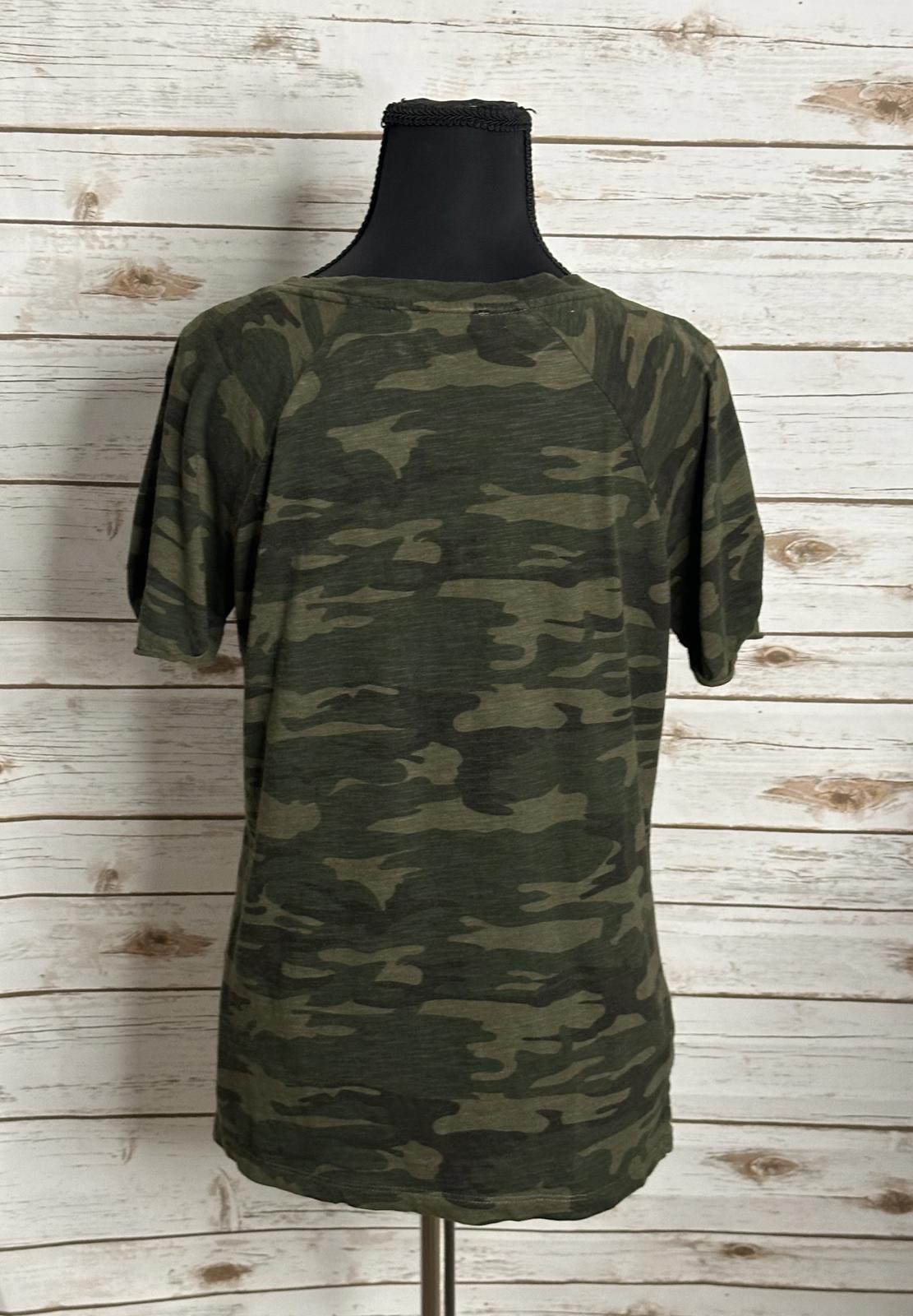 Sanctuary casual camo V-neck short sleeve t-shirt Size XS