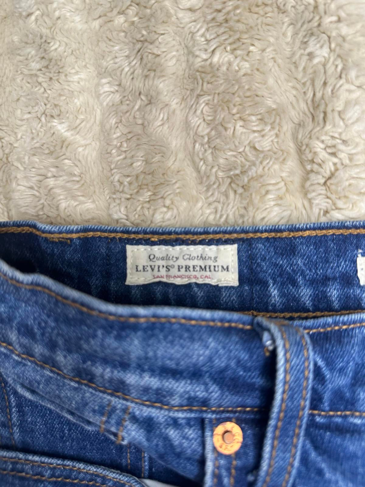 Levi's medium wash high-waisted cuffed Wedgie jeans shorts Size 27