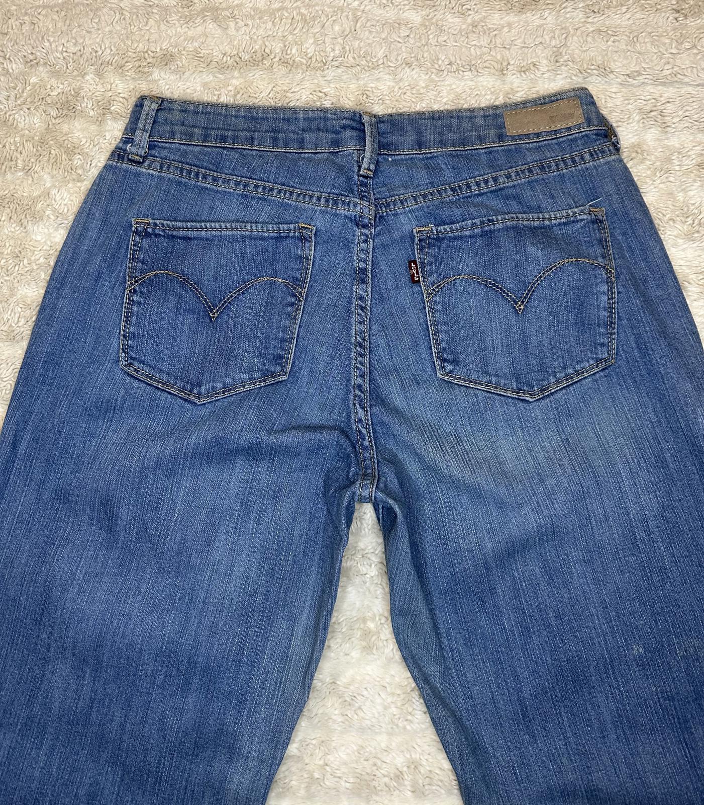 Levi's medium wash classic rise straight leg Demi Curve jeans Size 6/28