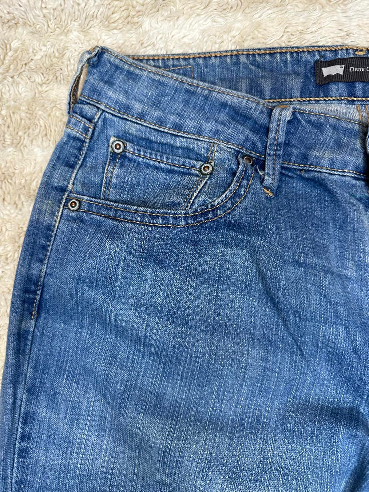 Levi's medium wash classic rise straight leg Demi Curve jeans Size 6/28