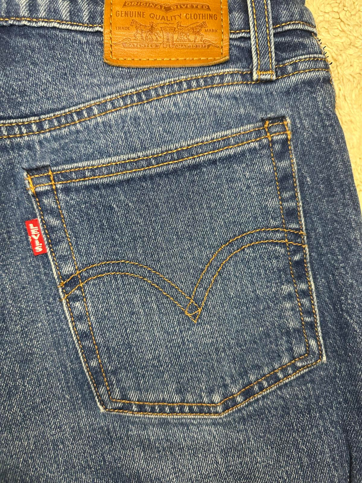 Levi's medium wash high-waisted cuffed Wedgie jeans shorts Size 27