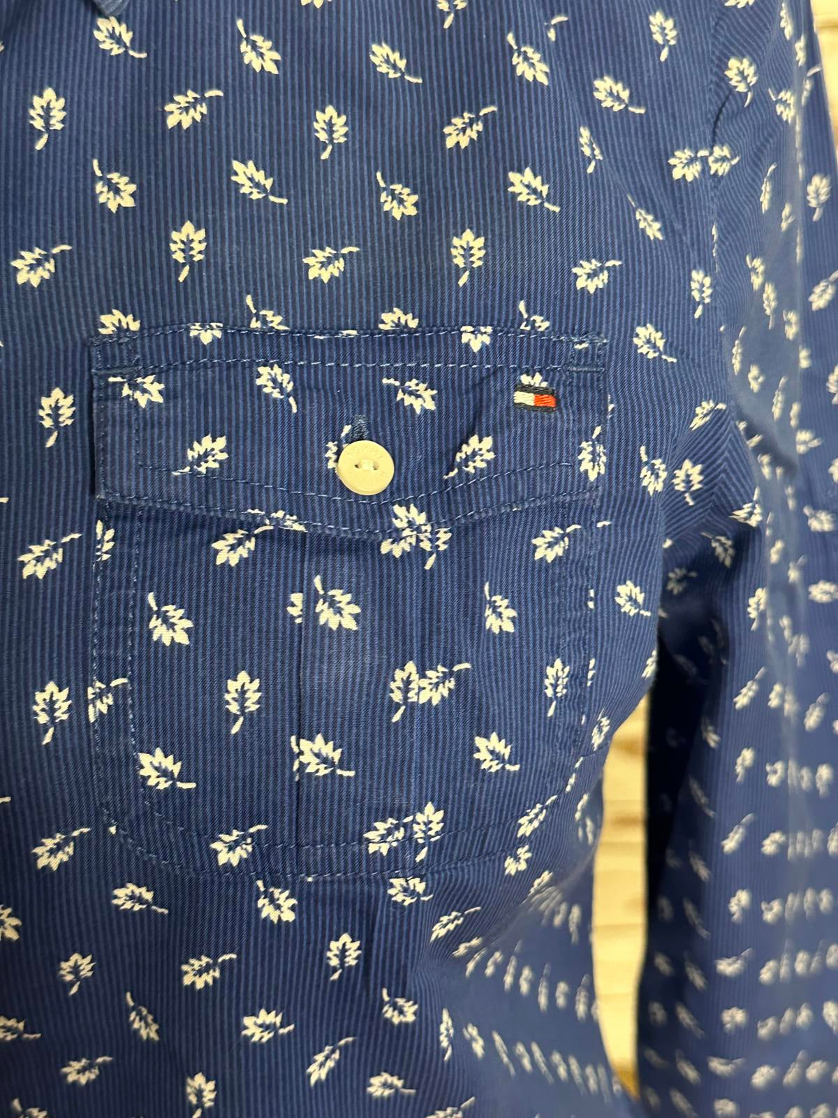 Tommy Hilfiger casual blue/white roll-tab sleeves button-front shirt Size Medium